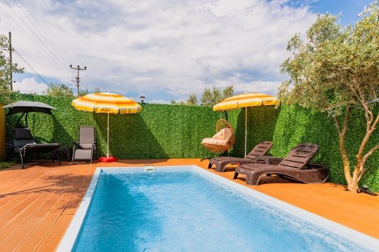 Can Bungalov’un özel havuzu, şezlongları ve bahçe mobilyalarıyla ailelere konforlu bir tatil ortamı sunmaktadır.