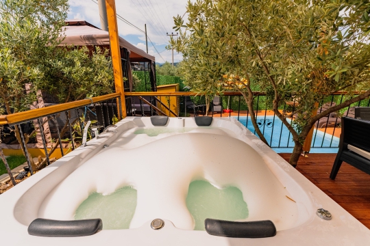 Can Bungalov’da yer alan jakuzili dinlenme alanı, çiftler ve balayı misafirleri için konforlu bir tatil deneyimi sağlar.