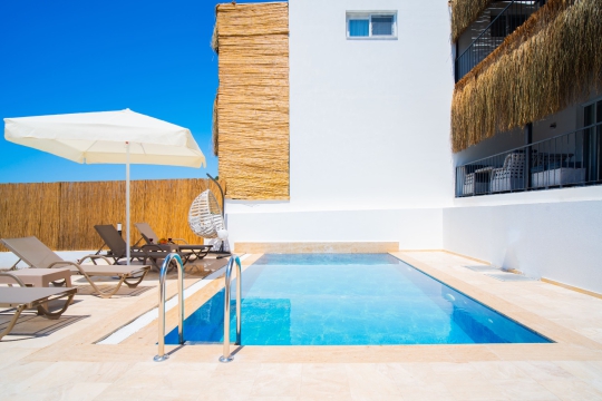 Fethiye Faralya kiralık villa havuzu ve geniş güneşlenme alanı görünümü