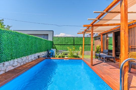 Fethiye Çalıca'da bulunan Hailey Bungalov'un özel havuzu ve güneşlenme alanı huzurlu bir villa tatili için idealdir.