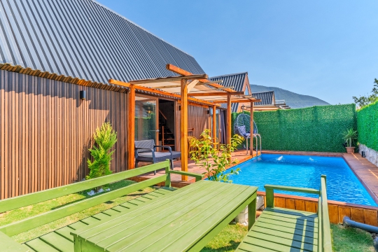 Hailey Bungalov'un yeşillikler içerisindeki özel bahçesi, havuzu ve dinlenme alanları doğayla iç içe tatil sunmaktadır.