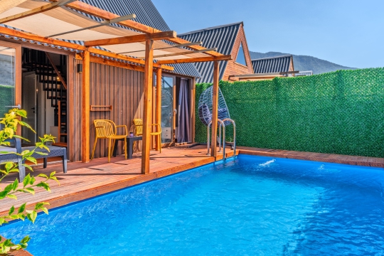 Hailey Bungalov'un özel yüzme havuzu ve modern üçgen ahşap mimarisiyle Fethiye'de keyifli bir konaklama deneyimi yaşayın.