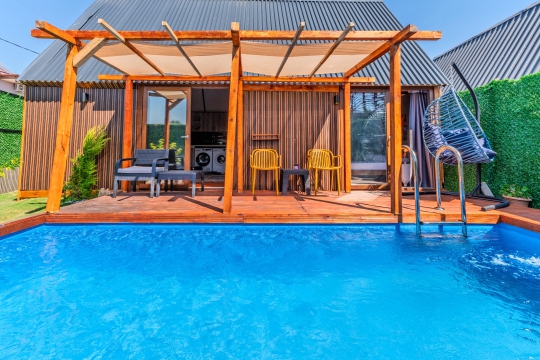 Fethiye Çalıca'daki Hailey Bungalov'un havuz terası, oturma alanı ve özel bahçesi aile tatilleri için tasarlanmıştır.