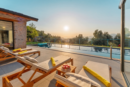 Fethiye Karapınar'da yer alan Villa Montana'nın geniş terası ve doğa manzarası, keyifli kahvaltılar ve gün batımı seyri için eşsiz bir ortam sunmaktadır.