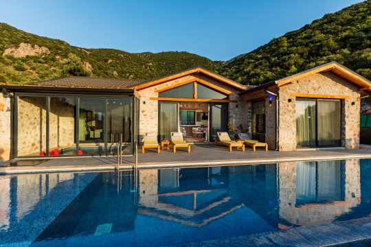 Villa Montana'nın özel yüzme havuzu, geniş güneşlenme alanı ve modern mimarisiyle aileler ve balayı çiftleri için ideal bir tatil villasıdır.