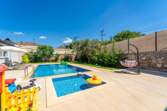 Fethiye Kayaköy’de Villa Taç’ta özel havuz ve güneşlenme alanı ile huzurlu tatil
