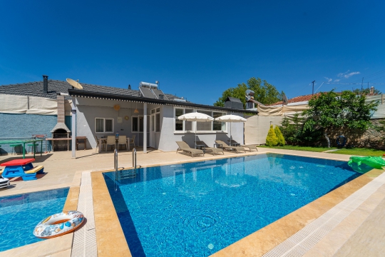 Villa Taç Fethiye Kayaköy’de modern tasarımlı özel havuz ve konforlu yaşam alanı