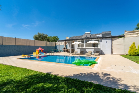 Villa Taç Kayaköy Fethiye’de ferah havuz başı ve aileye uygun tatil villası
