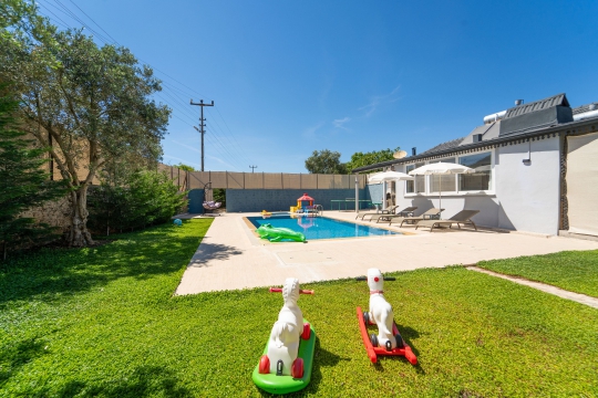 Fethiye Kayaköy Villa Taç’ta geniş bahçede çocuk dostu alan ve havuz keyfi