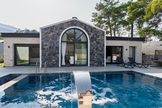 Fethiye Mera 3 taş villa, özel havuzu ve modern mimarisiyle ailelere uygun korunaklı kiralık villa seçeneği.