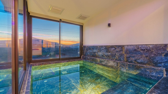 Kalkan Ulugöl Villa Sidney 4’ün özel yüzme havuzu, güneşlenme alanı ve modern dış cephe görünümü.