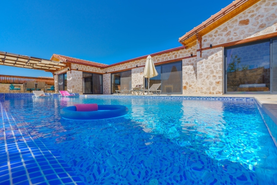Villa Latte Kalkan Üzümlü'de geniş özel havuzu ve muhafazakar yapısıyla ailelere ve balayı çiftlerine uygun taş villa.