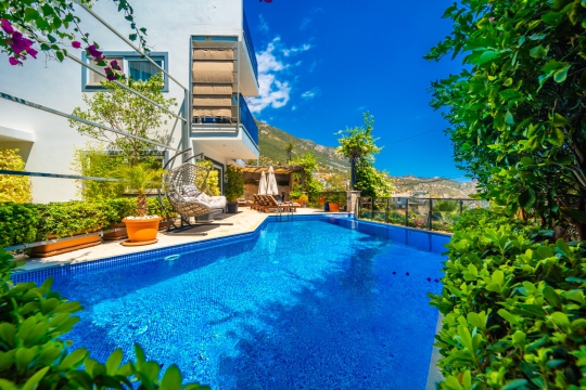 Kalkan Kızıltaş'ta bulunan Villa Melissa Duo'nun geniş özel havuzu ve doğayla iç içe bahçesi.