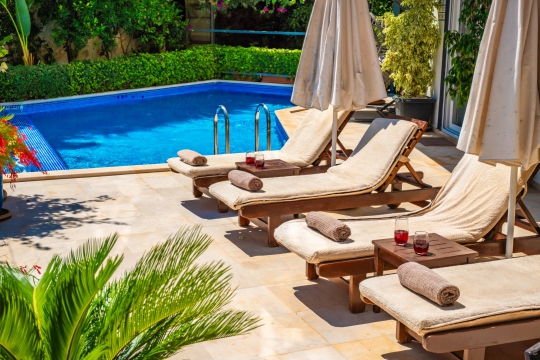 Villa Melissa Duo'nda özel havuz başında şezlonglar ve güneşlenme alanıyla konforlu villa tatili.
