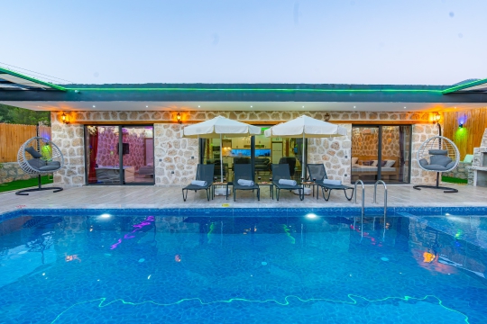 Villa Enovs Çavdır’da 7 kişilik konaklama kapasiteli, özel havuzlu ve taş mimariye sahip muhafazakâr kiralık villa.