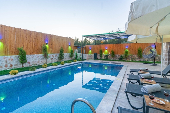 Kalkan Çavdır’da bulunan Villa Enovs’un mahremiyet sunan korunaklı özel havuzu ve geniş güneşlenme alanı.