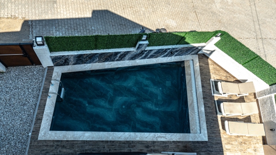 Villa Single özel havuz detayları ve konforlu yüzme alanı