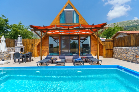 Arın Bungalov'un özel yüzme havuzu ve modern ahşap mimarisiyle Kalkan Üzümlü'de huzurlu tatil keyfi.