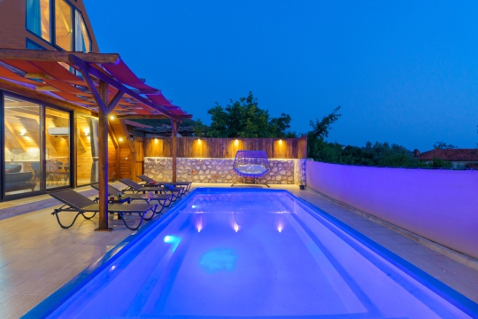 Arın Bungalov Kalkan Üzümlü'de gece ışıklandırmalı korunaklı özel havuzuyla romantik balayı konsepti sunmaktadır.