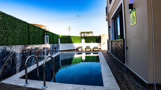 Villa Single Karagedik’te korunaklı bahçe içinde özel yüzme havuzu