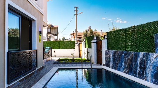 Fethiye’de Villa Single’a ait geniş havuz alanı ve ferah dış mekan