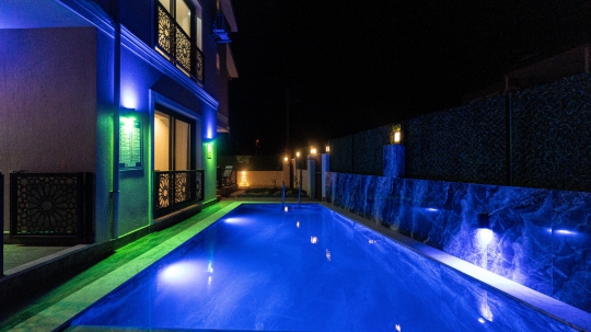 Fethiye Karagedik Villa Single’da uzun özel havuz ve şık mimari detaylar