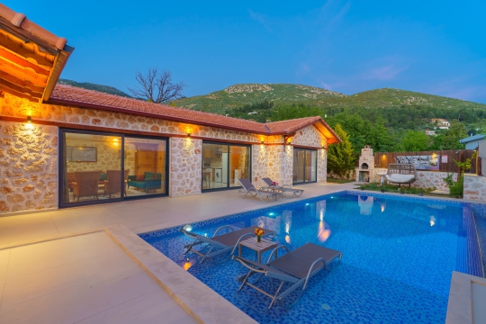 Villa Latte'nin özel yüzme havuzu ve ferah havuz terasıyla Kalkan Üzümlü'de doğa içinde konforlu konaklama.