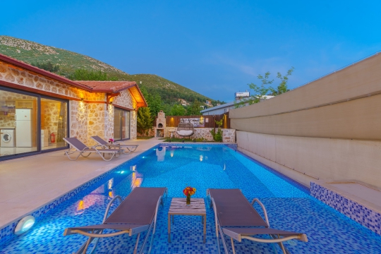 Villa Latte'nin geniş özel havuzu, şezlong alanı ve doğa manzarasıyla Kalkan Üzümlü'de huzurlu villa tatili.