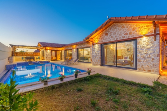 Villa Latte Kalkan Üzümlü'de modern taş mimarisi, özel bahçesi ve korunaklı havuzuyla balayı villası.