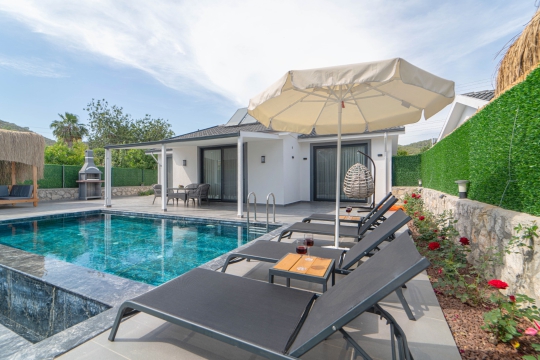 Villa Lita'nın özel yüzme havuzu ve geniş güneşlenme alanı, Fethiye'de doğa içerisinde keyifli bir tatil deneyimi yaşamanızı sağlar.