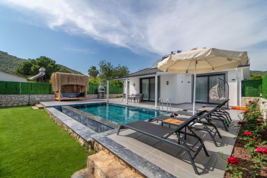 Villa Lita'nın korunaklı bahçesi, özel havuzu ve modern yaşam alanları huzurlu ve konforlu bir tatil fırsatı sunmaktadır.
