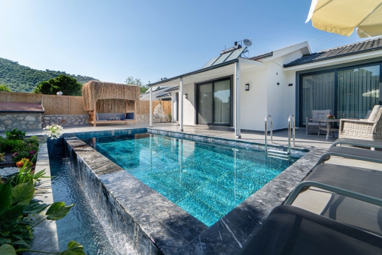 Fethiye Kayaköy'de bulunan Villa Lita Duo'nun özel yüzme havuzu ve modern mimarisiyle öne çıkan lüks muhafazakar tatil villası.