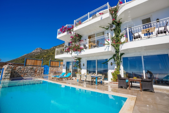 Villa Bonny 1 Kalkan’da özel sonsuzluk havuzu, modern mimarisi ve deniz manzarasıyla 10 kişilik lüks kiralık villa.