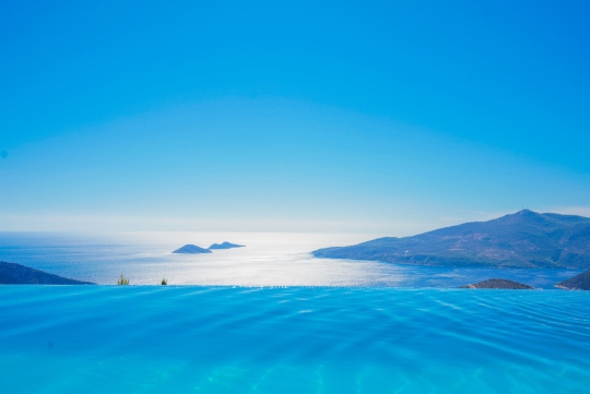 Villa Bonny 1 Kördere’den Akdeniz’in eşsiz deniz ve ada manzarasını sunan panoramik Kalkan manzarası.