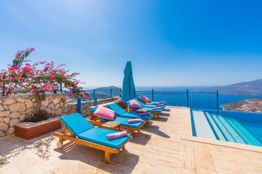 Panoramik deniz manzaralı özel havuz alanı, konforlu şezlongları ve güneşlenme terasıyla keyifli bir yaz tatiline uygundur.
