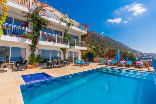 Doğa ve deniz manzarasıyla çevrili özel yüzme havuzu, geniş terası ve modern villa mimarisiyle konforlu bir konaklama alanı sunmaktadır.