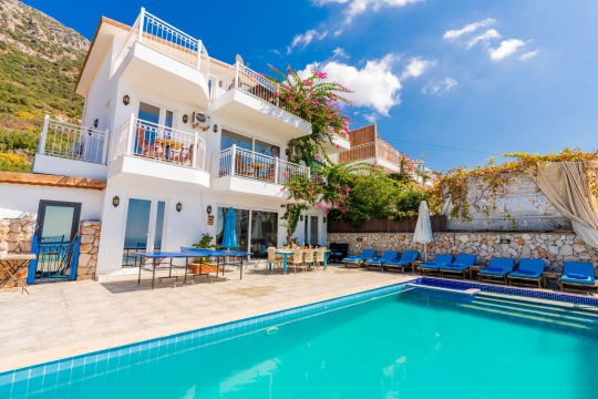 Kalkan Kördere Villa Bonny 2’nin özel sonsuzluk havuzu, modern mimarisi ve deniz manzaralı dış cephe görünümü.