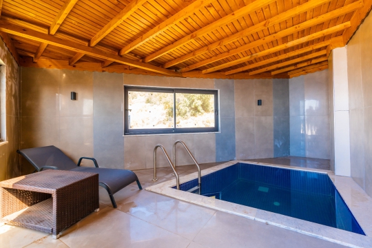 Kalkan Kördere Villa Bonny 2’nin özel kapalı yüzme havuzu ve konforlu dinlenme alanıyla dört mevsim tatil imkânı.
