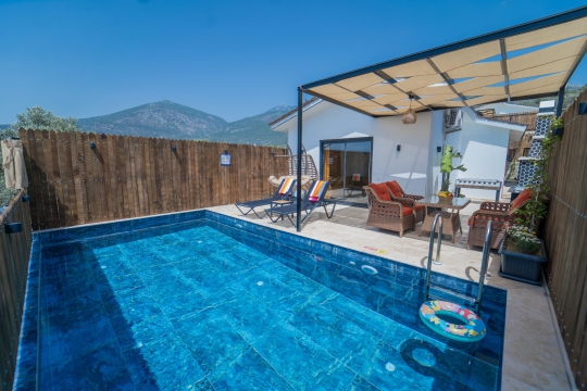 Kalkan Çayköy’de korunaklı özel havuzlu villa, geniş yüzme alanı ve şık dış tasarımıyla aile ve balayı tatilleri için konfor sağlıyor.