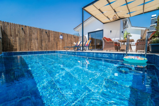 Villa Rua 1’in berrak özel yüzme havuzu ve korunaklı bahçesi, Kalkan Çayköy’de gözlerden uzak ve huzurlu bir tatil imkânı sunuyor.