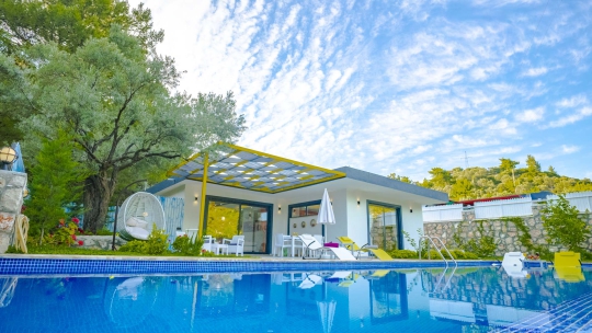 Villa Spada’nın muhafazakar özel havuz alanı ve modern dış cephesi, Kalkan İslamlar’da balayı ve aile tatili için konforlu bir seçenek sunuyor.
