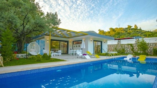 Kalkan İslamlar Villa Spada’nın özel havuzu, modern mimarisi ve yeşillikler içerisindeki bahçesi, huzurlu bir villa tatili için ideal ortam sunuyor.