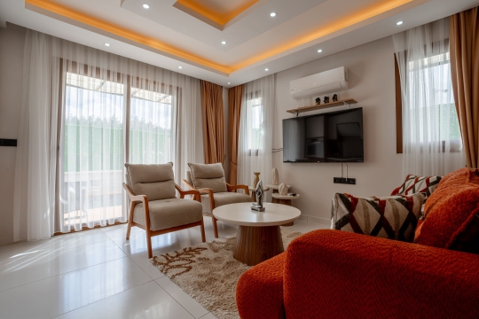 Modern dekorasyona sahip ferah salon alanı – Villa Zula’da konforlu aile tatili için şık oturma alanı.