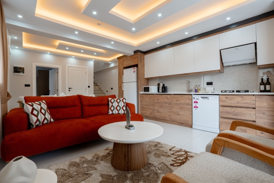 Açık mutfak ve salon konseptiyle modern iç mekân tasarımı – Fethiye kiralık villa seçeneklerinde öne çıkan yaşam alanı.