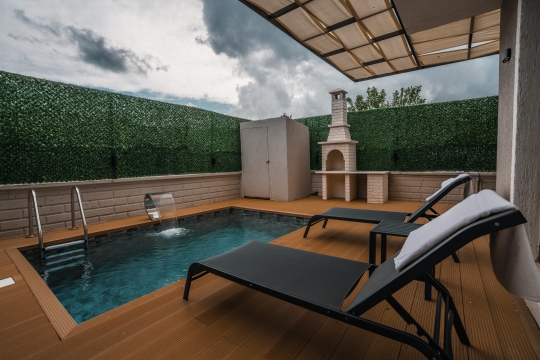 Ahşap teras ve özel havuz detaylarıyla Villa Zula dış alan görünümü – Kalabalık aileler için ideal kiralık villa seçeneği.