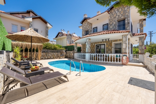 Villa Comfy güneşlenme alanı ve konforlu şezlong detayları