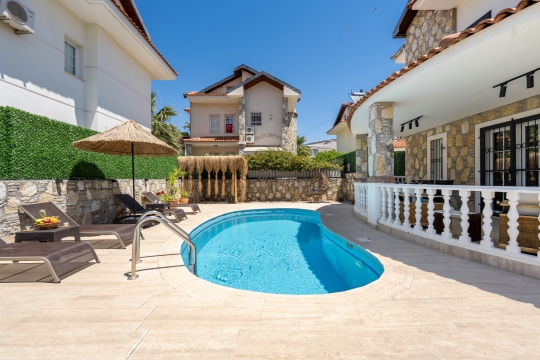 Çalış bölgesinde Villa Comfy ferah havuz başı alanı