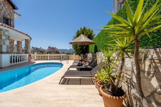 Villa Comfy özel havuz ve modern villa mimarisi