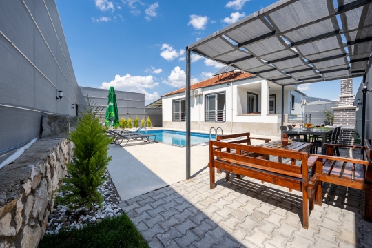Villa Nara Fethiye Çalıca pergola altı oturma alanı ve bahçe keyfi