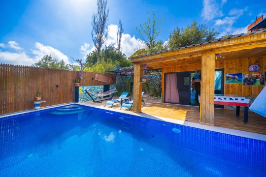 Villa Kara 2 Kalkan İslamlar geniş havuz terası ve güneşlenme alanı